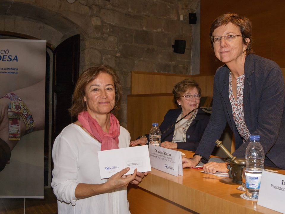 Personal recogiendo una de las Ayudas Ordesa dentro de su programa de apoyo a un “proyecto de infraestructuras