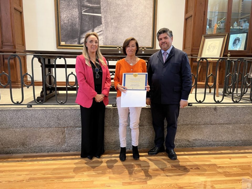 Tres personas recibiendo el diploma