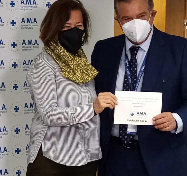 Dos personas recibiendo el reconocimiento de VIII Premios Mutualista Solidario
