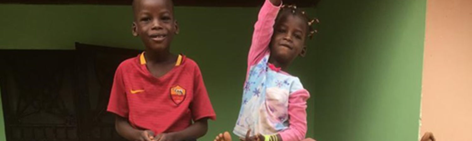 Dos niños subidos en un caja