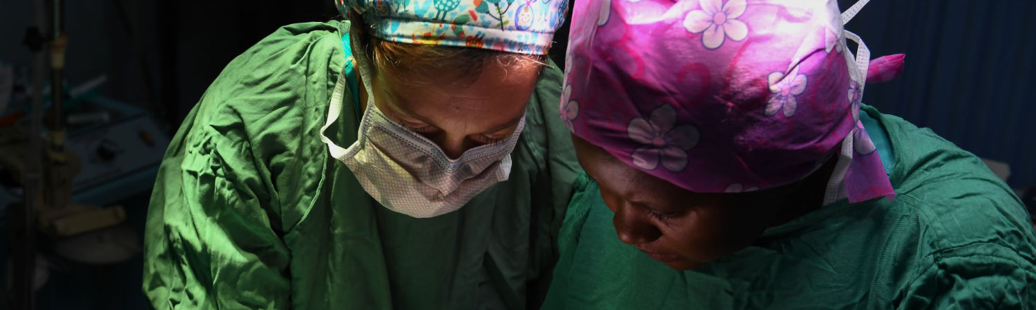 Medico operando en un quirófano de Camerún