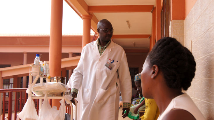 Doctor con pacientes en Camerún