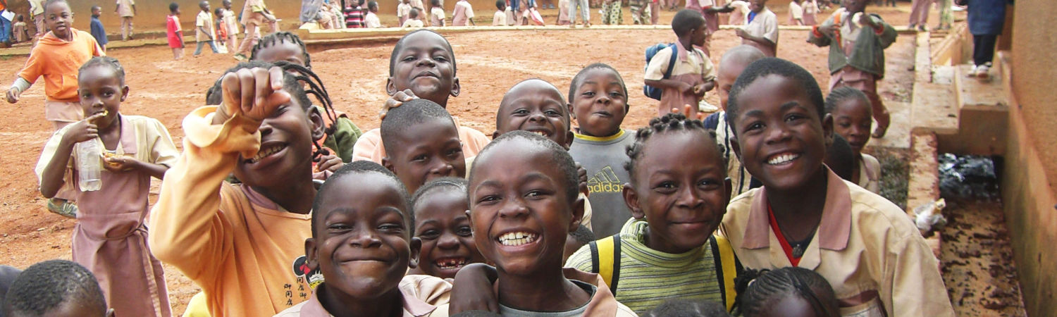 Grupo de niños en colegio de Camerún