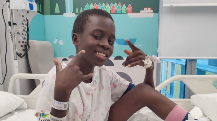 Niño en camilla en hospital de Camerún