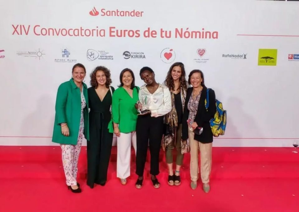 Varias personas recibiendo el reconocimiento de del XIV Convocatoria de Euros de tu nómina de Banco Santander