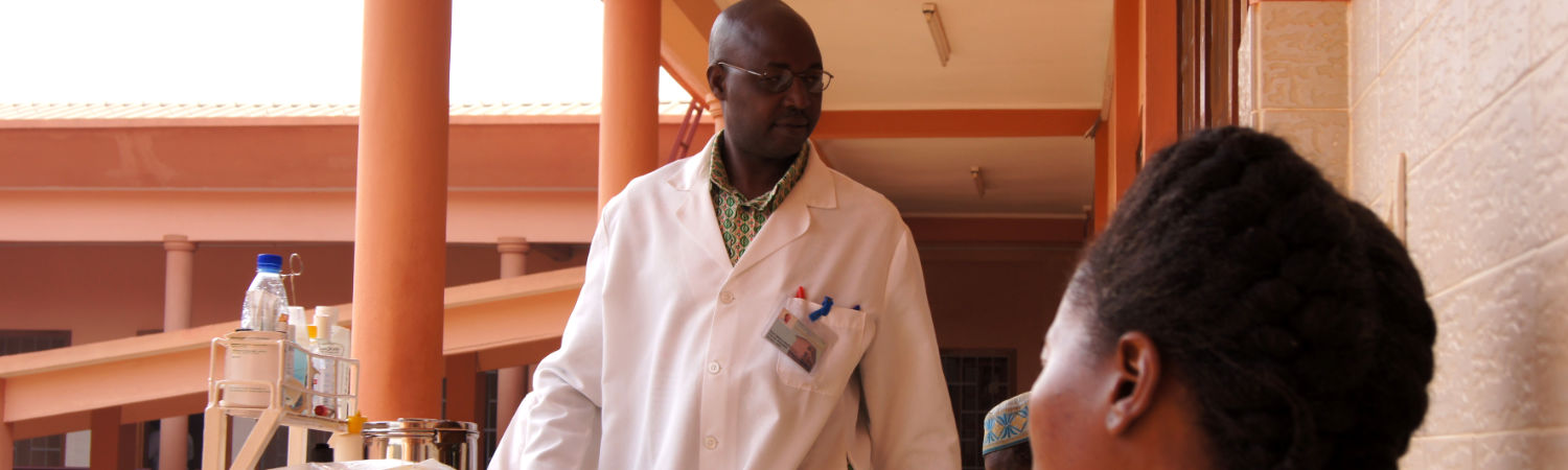 Doctor con pacientes en Camerún