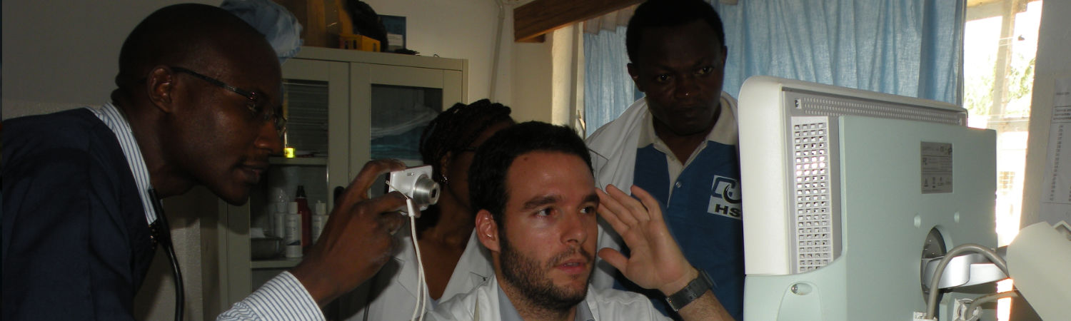 Voluntarios profesionales realizando su trabajo
